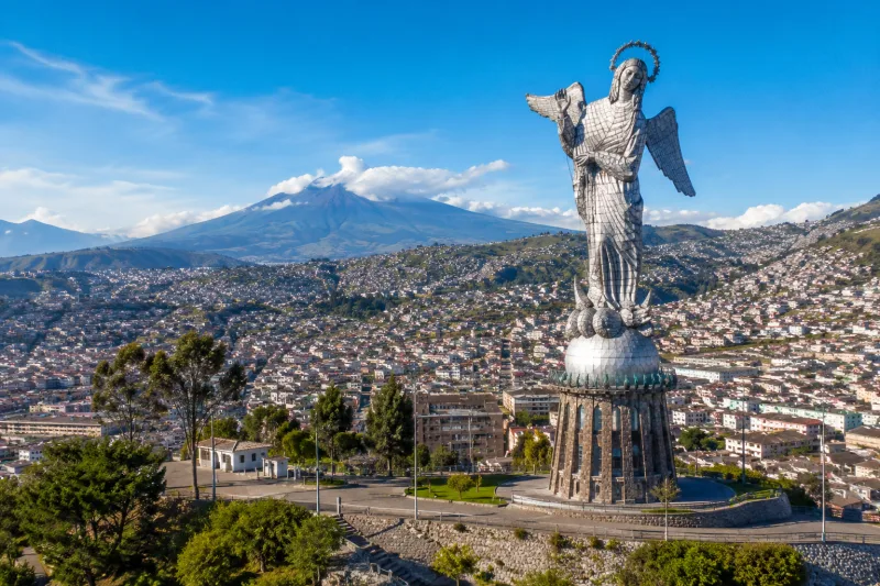 Vista urbana de Quito como contexto empresarial de Ecuador