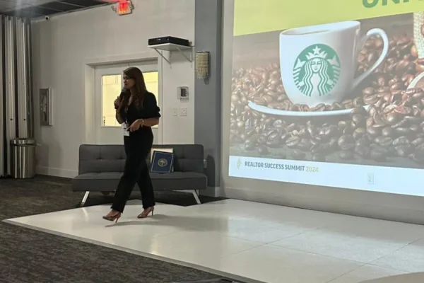 Linda De La Torre en una keynote corporativa.