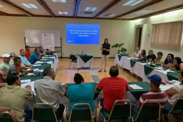 Linda De La Torre guiando una sesión de facilitación con equipos.