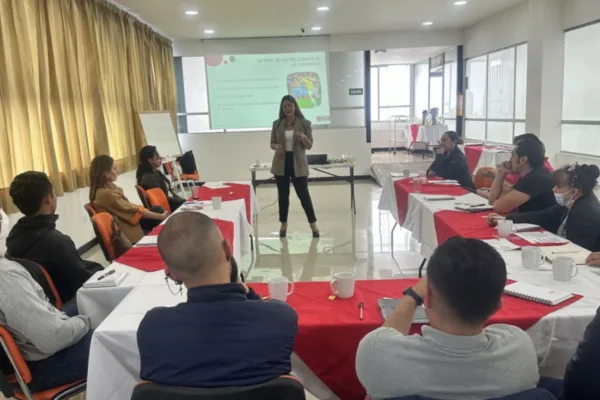 Linda De La Torre facilitando un taller ejecutivo con equipos.