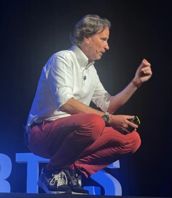 Víctor Küppers durante una keynote corporativa.