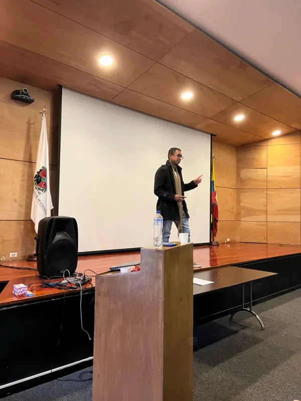Mauricio Benavides en charla de creatividad.