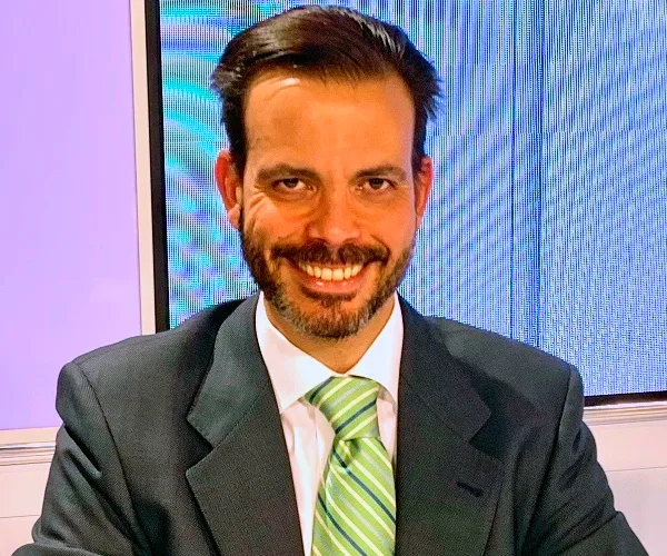 César Sinde, conferencista para eventos corporativos sobre Comunicación Asertiva
